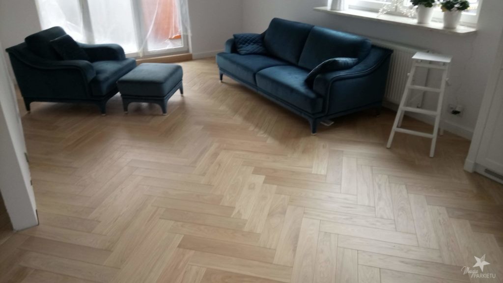 Jodełka z deski Dąb w lakierze mat z drzwiami Moric