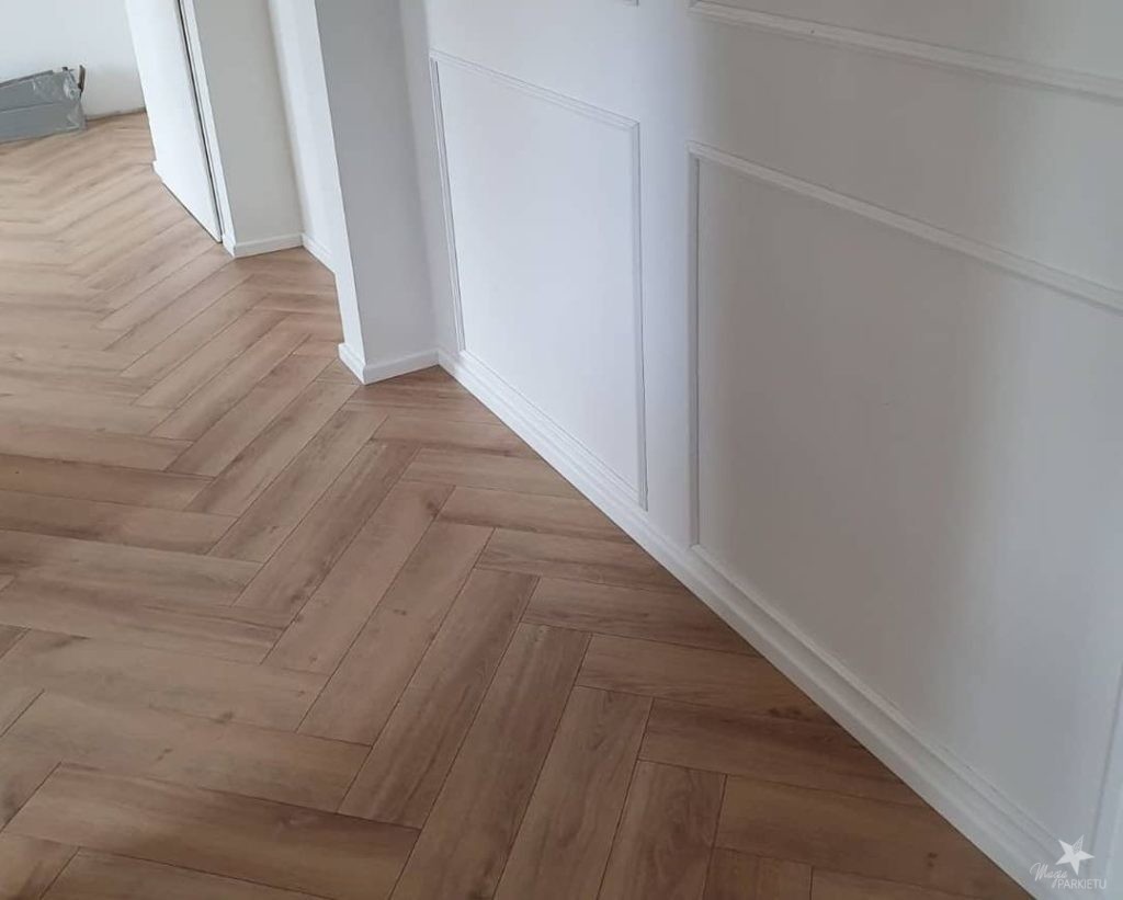 Podłogi Winylowe i Laminowane 15 Panel laminowany w jodełkę Dąb Kalifornijski i biała listwa