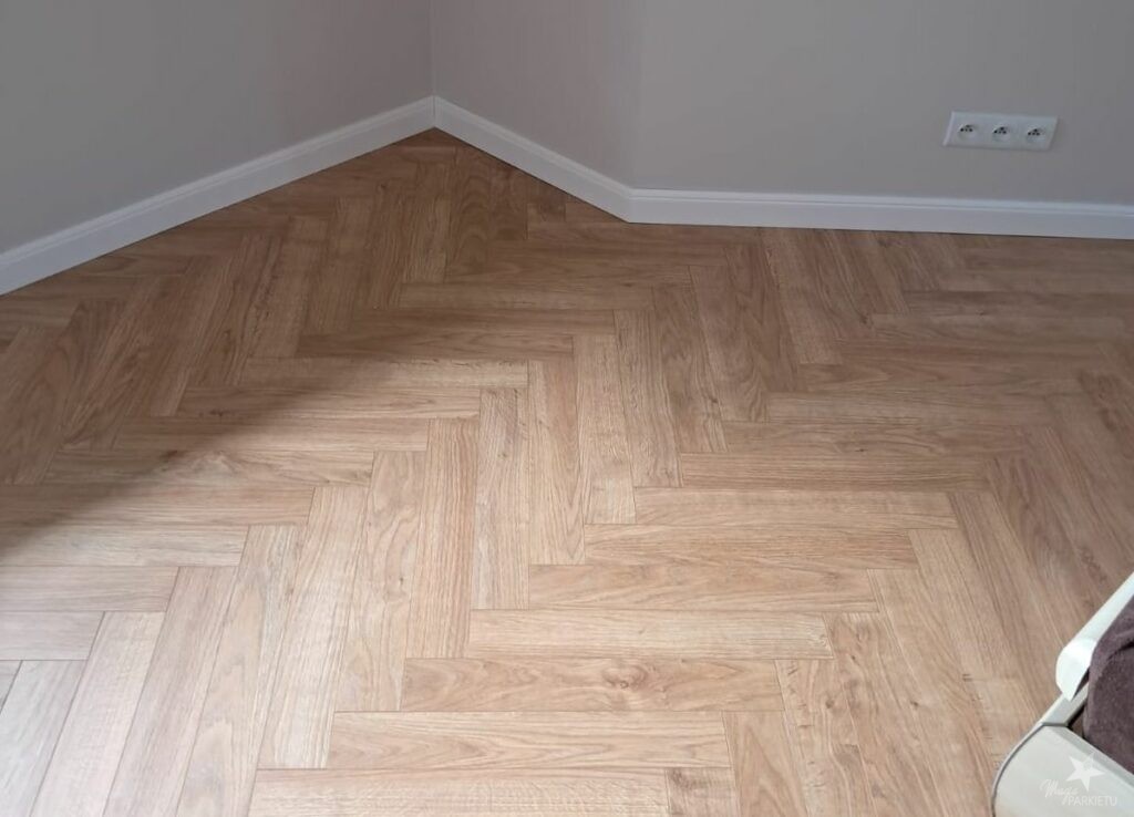 Podłogi Winylowe i Laminowane 14 Panel laminowany Dąb Belweder w jodełkę